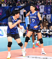 [포토]김연경, 전광인을 향해...