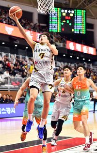 [포토]‘수비 다 따돌리며 레이업슛’ 양준석
