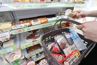 올해 ‘편의점 매출왕’ 1위는?…지키려는 GS25, 뺏으려는 CU