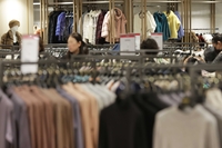 유통가, ‘연말 효과’에 4분기 흥했다…올해 개선은 미지수