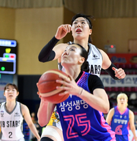 [포토]‘박지수 따돌리며 레이업슛’ 배혜윤