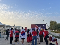 “응원은 기세다!”…초록 물결 속 ‘소수 정예’ 붉은 악마, 한마음으로 ‘8강행’ 기원 [SS도하in]
