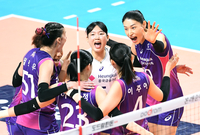 [포토]득점의 기쁨을 나누는 흥국생명 김연경