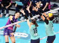 [포토]GS칼텍스의 블로킹을 뚫는 흥국생명 김연경