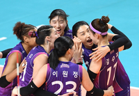 [포토]김수지의 블로킹 득점에 크게 기뻐하는 김연경