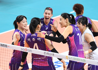 [포토]이주아의 블로킹 득점에 기뻐하는 김연경과 윌로우