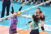 [포토]유서연의 공격을 블로킹하는 김수지(GS칼테스-흥국생명)