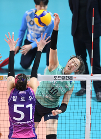 [포토]힘차게 공격하는 GS칼텍스 강소휘