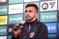 포항 구단 역사상 첫 외국인 ‘캡틴’ 완델손 “주장이 무조건 주전은 아니다, 누가봐도 주전인 것처럼”[현장인터뷰]