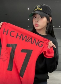 뉴진스 민지, 황희찬 사인 유니폼 들고 응원 “레츠 골!”.. 둘의 인연은?