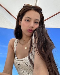 이러다 루이비통家 며느리 되겠어…블랙핑크 리사, 휴가도 아르노 가족과