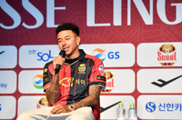 [포토]‘팬들 선물 너무 고맙다!’ 제시 린가드