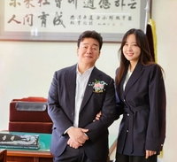 “몸이 10개신가요?” ‘이사장’ 백종원, ♥소유진과 고등학교 졸업식→졸업장 수여