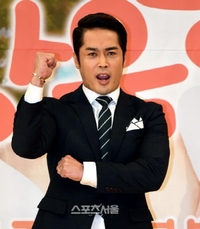 사기 혐의→잠정 은퇴 후 비밀 결혼 이종수, 美서 한식당 매니저로 근무 중?…서빙하는 모습 포착