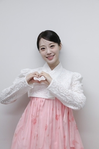 단아하고 예뻐…허영지, 한복 자태로 설 인사 “소망한 일들 모두 이루시길”