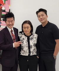 태진아, ‘치매 투병’ 아내 옥경이·아들 이루와 가족사진 공개