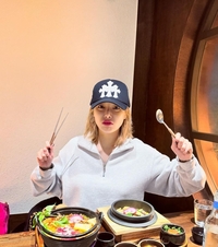 ‘대중 외면’ 현아, ♥용준형이 찍어줬나?…설 맞이 사진 공개