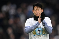 ‘요르단전 충격파’ 손흥민, 41일만 토트넘 공식전 임박…벤치 출발→미소짓다 심각한 표정 ‘웜업 돌입’