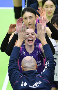 [포토]아본단자 감독과 승리의 하이파이브를 하는 김연경-윌로우