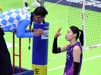 [포토]주심과 이야기를 나누는 흥국생명 김연경