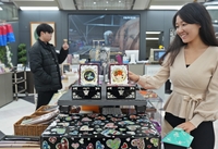 롯데마트, 김영준 작가 ‘나전칠기 소품전’ 운영…“서울역점 보물 매장에서 만나요”