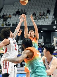 [포토]프림의 수비를 피해 슛하는 하윤기(KT-현대모비스)