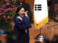 [포토 졸업식장에서 열창하는 이효리