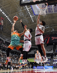 [포토]KT 정성우, 과감한 골밑 공격