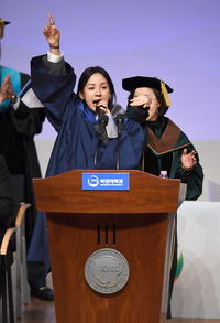 [포토] 이효리, 졸업식장을 콘서트장으로...