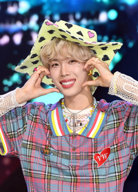 [포토]하트 만들어 보이는 엔싸인 로빈