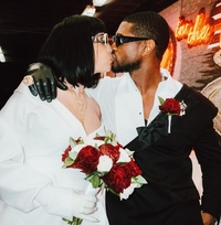 ‘알앤비 황제’ 어셔, 오랜 연인과 세번째 결혼식 현장…4명의 아이도 함께[할리웃톡]