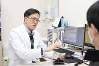 “갑자기 안 들려요~” 20대 돌발성 난청 환자 급증···원인과 치료법은?