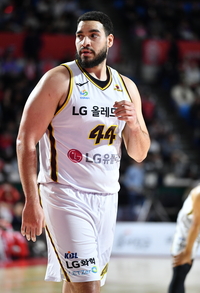 LG 이바라와 계약 만료, 텔로 잔류