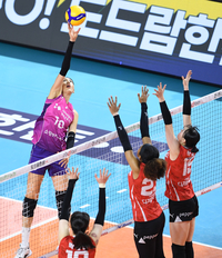 [포토]공 넘기는 흥국생명 김연경