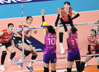 [포토]김연경의 블로킹 피하는 야스민