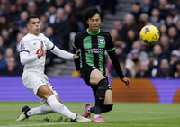 “역대 최악의 태클”…‘부상 복귀’ 이제 두 달인데, 쓰러진 미토마 향한 ‘살인 태클’에 쓴소리