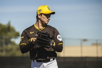 미소 찾은 고우석, 전 감독이 강조한 비밀 무기 구사···투수 코치와 프리토킹[SSAZin]