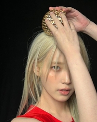 ‘금발’ 아이유, 몽환적 매력 물씬 MV 현장 비하인드