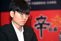 신진서, 中 커제 꺾고 농심배 통산 14연승 질주…이창호와 ‘타이’