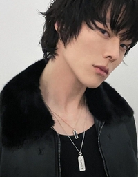 ‘아이돌인 줄…’ 장기용, 제대 1년만 칼날 턱선으로 전한 근황