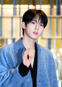 벚꽃 아래 서현, 꽃보다 빛나는 청순 미모... “안녕, 봄아”