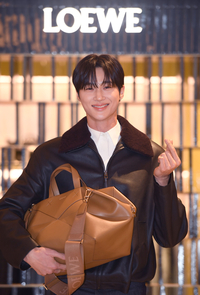 [포토] 변우석 ‘가방 잘보이게 포즈’