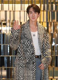 [포토] 배우 유연석 ‘강한 카리스마 눈빛에 부드러운 손인사’