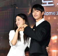 [포토] 살포시 송중기 허리 감은 최성은