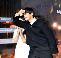 [포토]‘하트 요청하는 기자분이 누구?’ 송중기