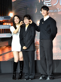 [포토]배우들이 만들어준 얼굴하트에‘ 눈감은 김희진’