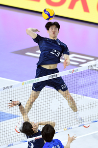 [포토]대한항공 김민재, 블로커 따돌리고!