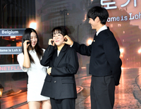 [포토]‘김희진 감독 얼굴에 손하트 만드는’ 송중기