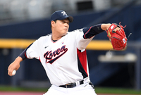 롯데 나균안 아내 A씨 “장인 사준 차량서 불륜” 라이브로 남편 외도 폭로 논란