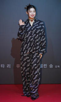 [포토] 리정 ‘가벼운 손인사’